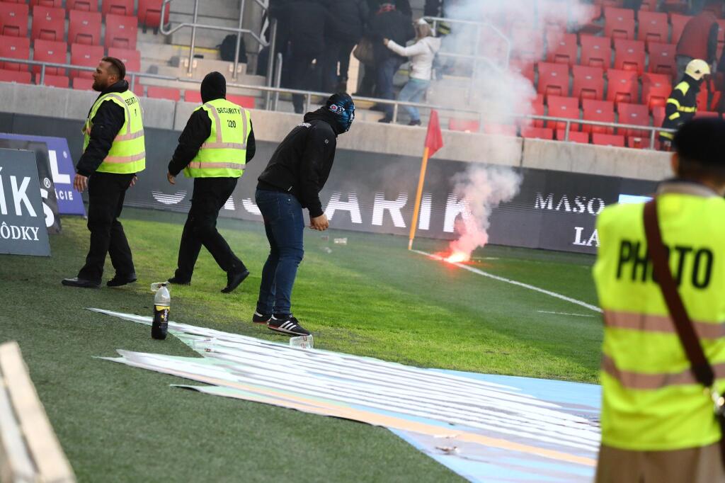 Šokujúce zábery z derby medzi Spartakom Trnava a Slovanom Bratislava. Fanúšikovia sa vtrhli na hraciu plochu a bili sa hlava nehlava.
