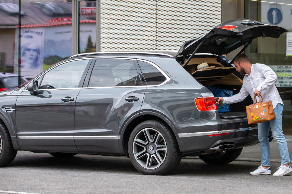 V posledných rokoch sa Cibulková preháňa ulicami na tmavom Bentley, ktoré jej uľahčovalo život počas tehotenstva, ale aj po pôrode.