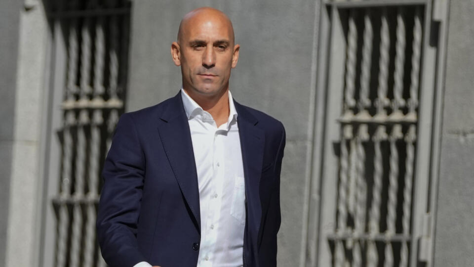 KK15 Madrid - Bývalý prezident Španielskej futbalovej federácie (RFEF) Luis Rubiales prichádza na vypočúvanie na najvyšší súd 15. septembra 2023 v Madride. Ten skúma, či má voči 46-ročnému funkcionárovi začať konanie, keďže čelí žalobe od hráčky Jennifer Hermosovej za sexuálne napadnutie a použitie nátlaku. FOTO TASR/AP
The former president of Spain's soccer federation Luis Rubiales arrives at the National Court in Madrid, Spain, Friday, Sept. 15, 2023. Spanish state prosecutors formally accused