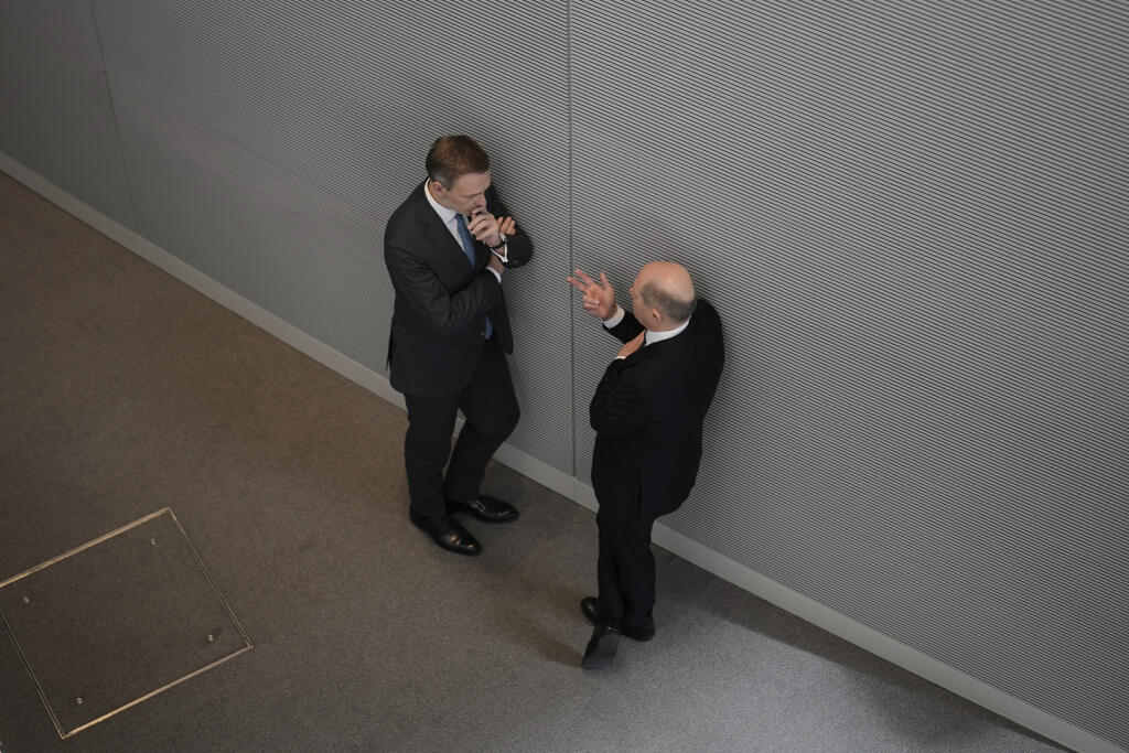 KK5 Berlín - Nemecký kancelár Olaf Scholz (vpravo) a nemecký minister financií Christian Lindner sa rozprávajú na zasadnutí nemeckého parlamentu Bundestag pred dvojdňovým summitom EÚ, v stredu 20. marca 2024 v Berlíne. FOTO TASR/AP
German Chancellor Olaf Scholz, right, talks to German Finance Minister Christian Lindner, left, during a debate at the German parliament Bundestag in Berlin, Germany, Wednesday, March 20, 2024, ahead of a EU summit. The Eurepean Union summit will take place in Bruesse