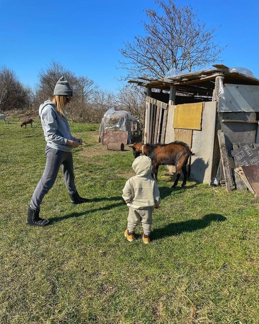 Jasmina a Rytmus tváričku svojho syna vždy na fotografiách skrývajú...