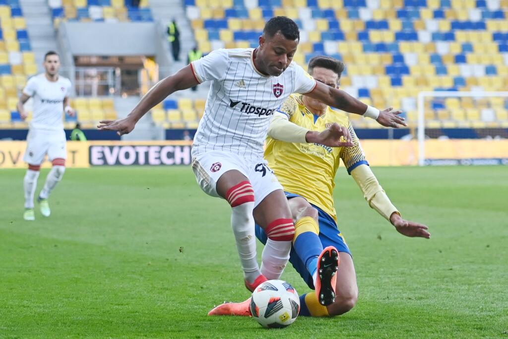 Na snímke vľavo hráč Trnavy Dyjan Azevedo a hráč DAC-u Norbert Balogh bojujú o loptu počas zápasu 2. kola skupiny o titul vo Fortuna lige medzi FC DAC 1904 Dunajská Streda a FC Spartak Trnava v Dunajskej Strede v nedeľu 13. marca 2022.