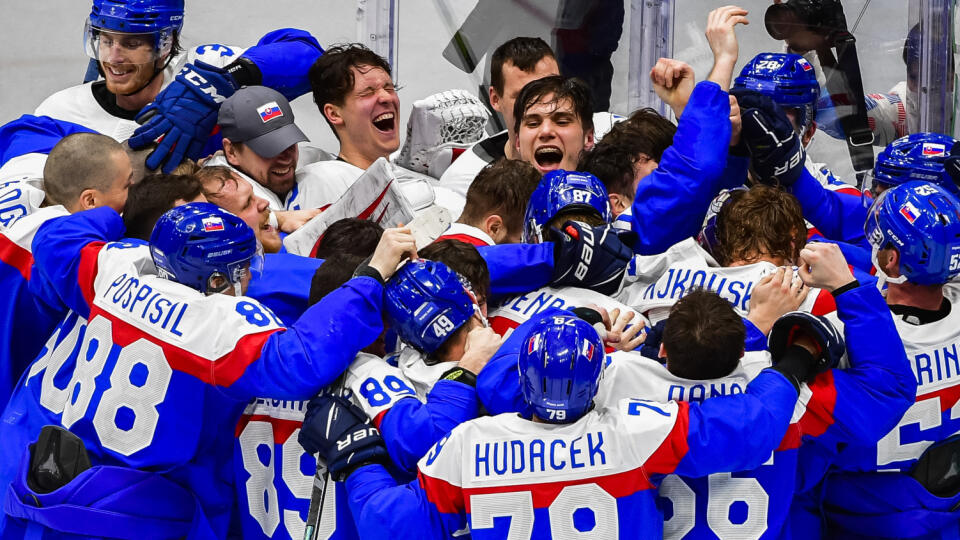 Na snímke hokejisti Slovenska oslavujú po výhre v zápase olympijského turnaja v hokeji mužov o bronz Slovensko - Švédsko na ZOH 2022 v Pekingu v sobotu 19. februára 2022. FOTO TASR - Jaroslav Novák