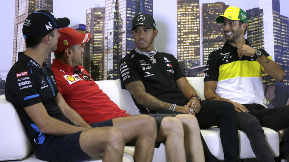 Lewis Hamilton sa na tlačovke pustil do organizátorov VC Austrálie.