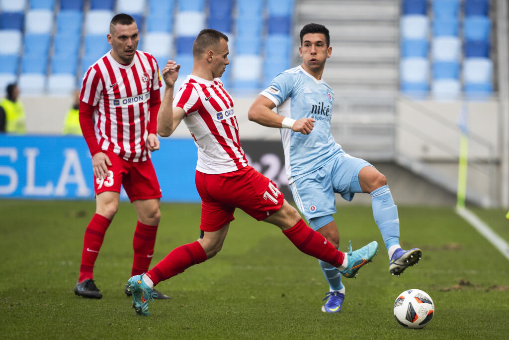Na snímke zľava Roman Haša, Adam Morong (obaja Sereď) a Vernon De Marco (Slovan) v zápase 3. kola nadstavbovej časti Fortuna ligy vo futbale, skupiny o titul ŠK Slovan Bratislava - ŠKF Sereď v Bratislave 19. marca 2022. FOTO TASR - Jaroslav Novák