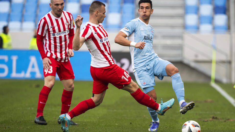 Na snímke zľava Roman Haša, Adam Morong (obaja Sereď) a Vernon De Marco (Slovan) v zápase 3. kola nadstavbovej časti Fortuna ligy vo futbale, skupiny o titul ŠK Slovan Bratislava - ŠKF Sereď v Bratislave 19. marca 2022. FOTO TASR - Jaroslav Novák