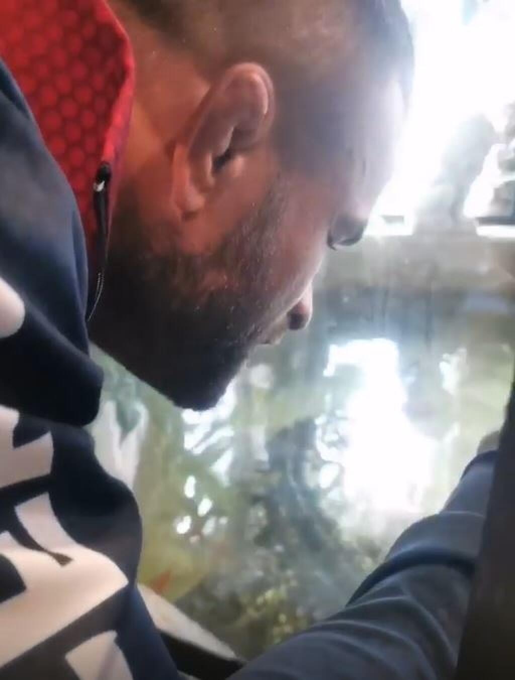 Vémola sa nebál krokodíla postrčiť do terária.