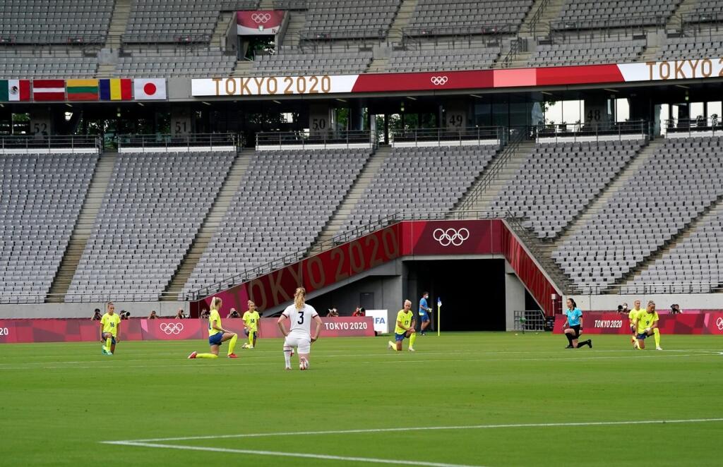 Na futbalových zápasoch v Tokiu už pokľakli viaceré reprezentácie.