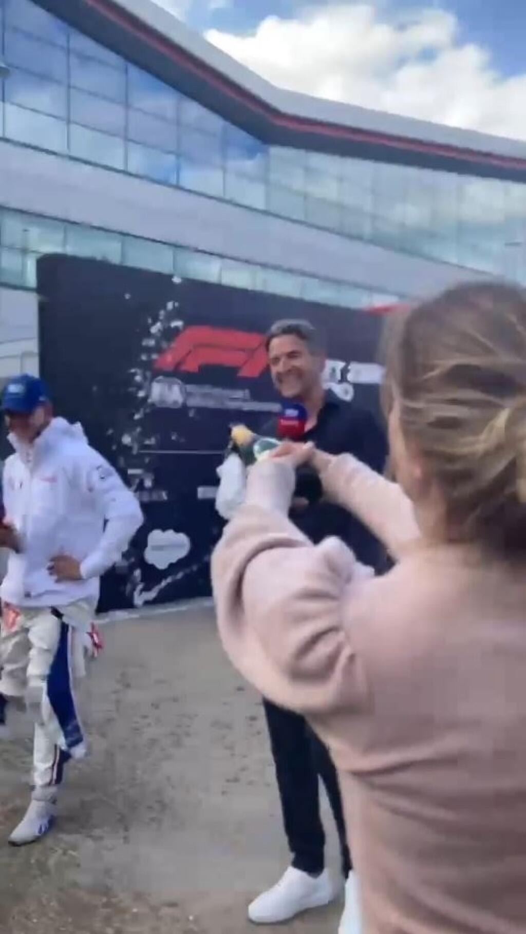 Na VC Veľkej Británie nechýbala ani sestra Micka Schumachera Gina. Tá mala z prvých bodov svojho brata v F1 obrovskú radosť. Oslavovala šampanským, ktorým zaútočila na brata.