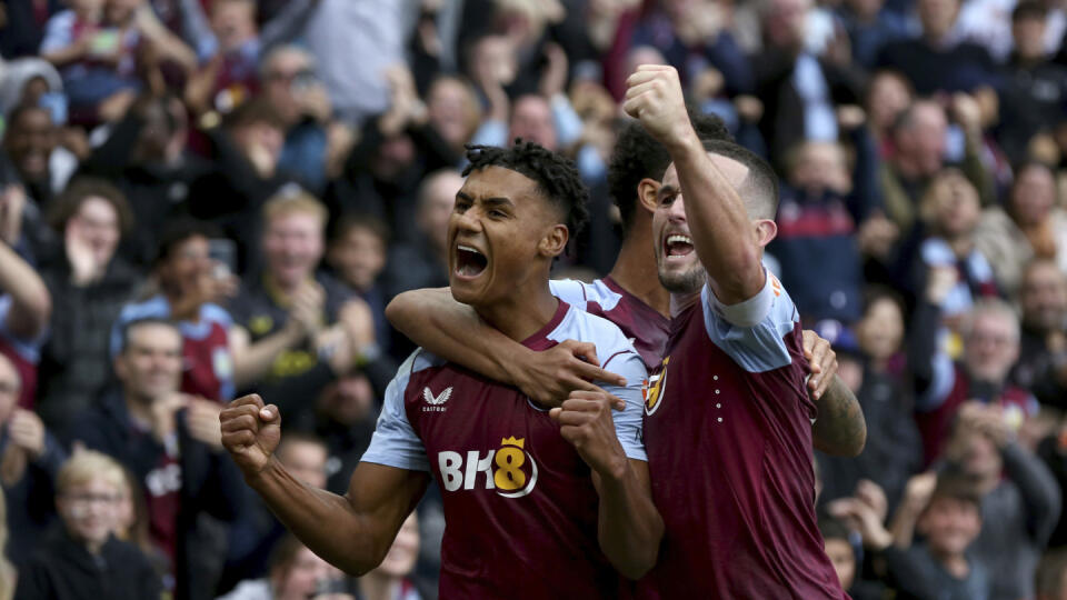 EBE 2 Birmingham - Na snímke vľavo útočník Aston Villy Ollie Watkins oslavuje svoj hetrik v zápase 7. kola anglickej Premier League vo futbale Aston Villa - Brighton & Hove Albion (6:1) v Birminghame 30. septembra 2023. FOTO TASR/AP

Aston Villa's Ollie Watkins, left, celebrates scoring his third goal of the game during their English Premier League soccer match against Brighton at Villa Park, Birmingham, England, Saturday, Sept. 30, 2023. (Barrington Coombs/PA via AP)