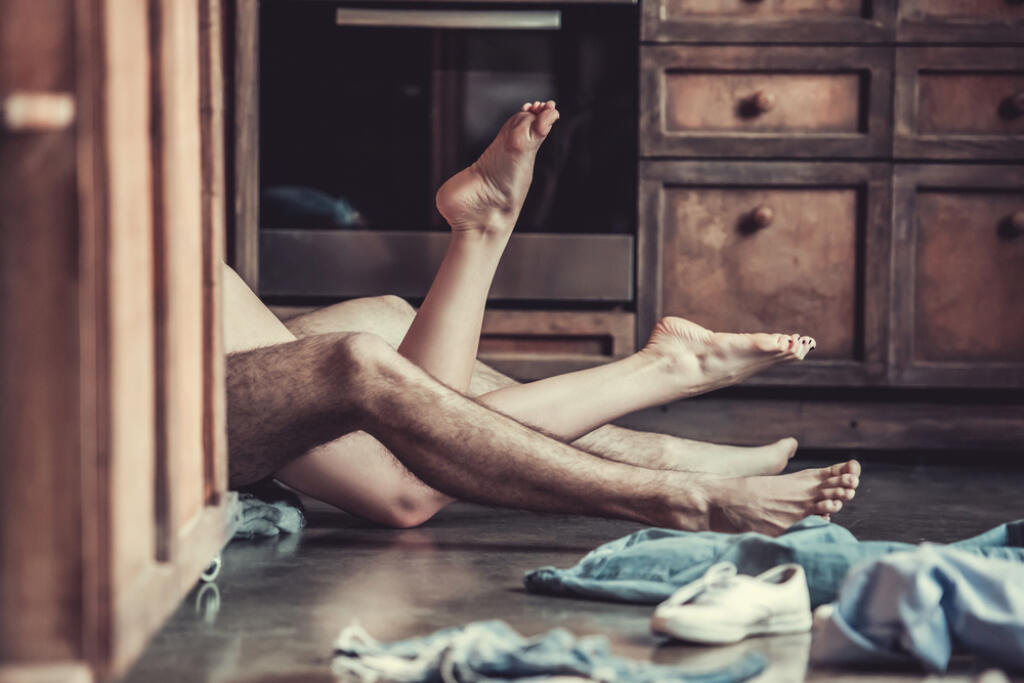 Aspoň každá tretia žena má v sebe kvasinky bez toho, aby cítila ťažkosti. Intenzívny sex však narúša sliznicu pošvy, vtedy sa kvasinky rozmnožia. V takých prípadoch pomáha lubrikačný gél, ktorý funguje ako prirodzený vaginálny hlien. Ak praktizujete aj análny sex, parter by mal používať prezervatív a pred klasickou súložou by si ho mal vymeniť.