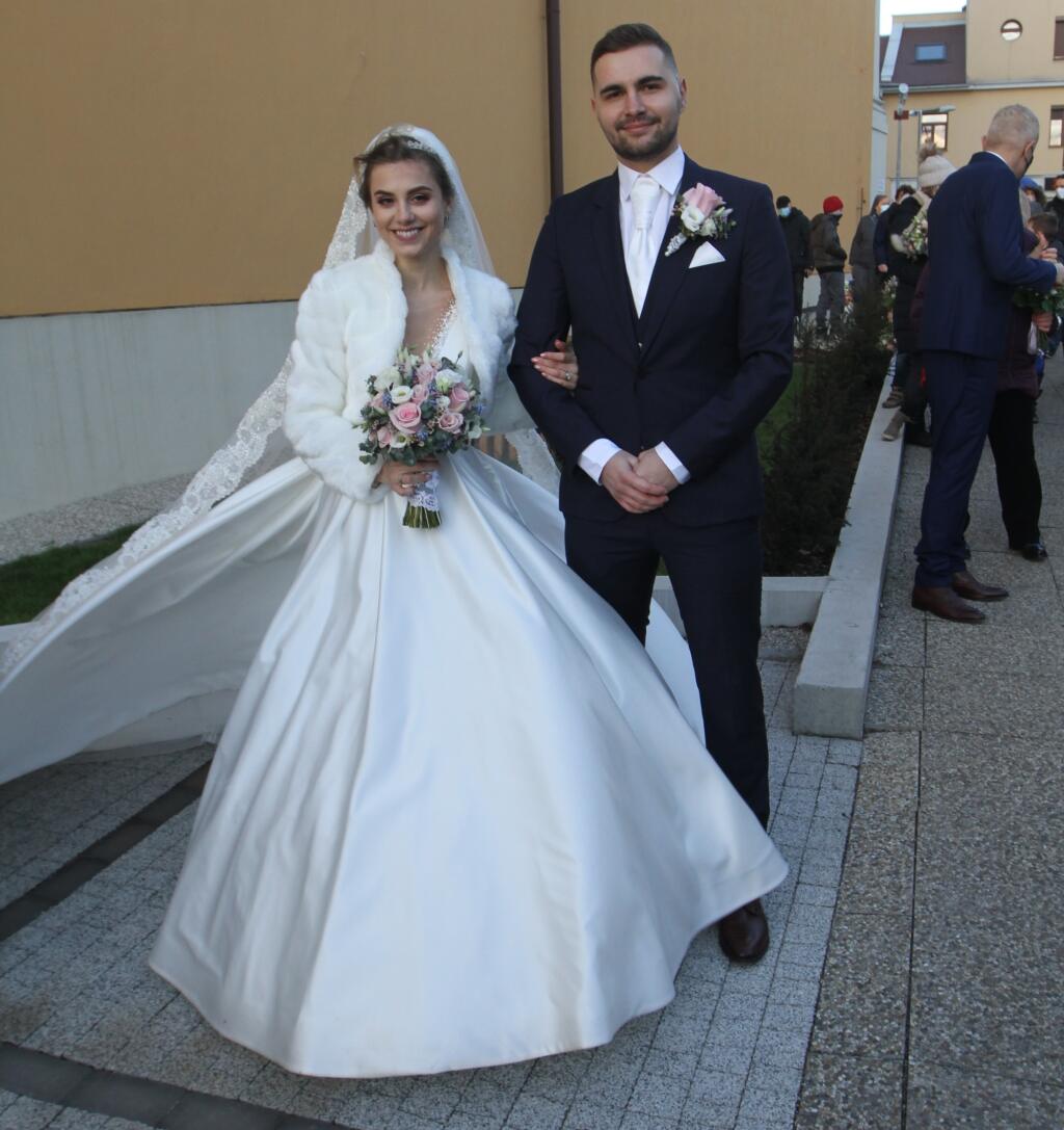 Dominika Stará má za sebou konečne svoj vysnívaný svadobný deň. V kostole Nenebovzatia Panny Márie v Šamoríne, si vzala Michala Jurenu.