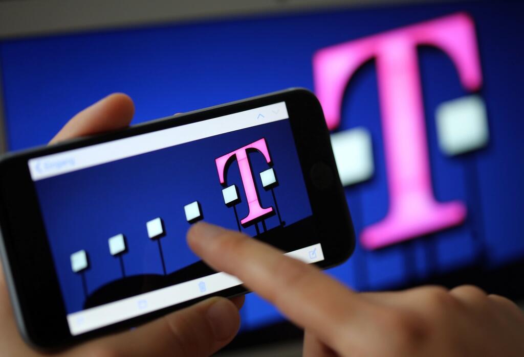 WA 41 archív Köln - Na archívnej snímke z 10. augusta 2015 žena ukazuje na obrozovke svojho mobilného telefónu logo Telekomu. Nemecký koncern Deutsche Telekom chce súdnou cestou napadnúť prevzatie káblového operátora Unitymedia spoločnosťou Vodafone. Začiatkom februára 2020 prišli na Súdny dvor Európskej únie celkovo tri žaloby, ktoré napadajú schválenie tohto spojenia Európskou komisiou. Okrem Deutsche Telekom podali žaloby aj spoločnosti NetCologne a Tele Columbus a požadujú vyhlásenie súhlasu