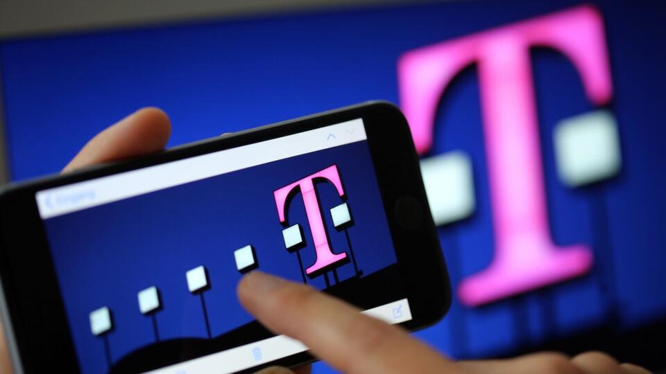 WA 41 archív Köln - Na archívnej snímke z 10. augusta 2015 žena ukazuje na obrozovke svojho mobilného telefónu logo Telekomu. Nemecký koncern Deutsche Telekom chce súdnou cestou napadnúť prevzatie káblového operátora Unitymedia spoločnosťou Vodafone. Začiatkom februára 2020 prišli na Súdny dvor Európskej únie celkovo tri žaloby, ktoré napadajú schválenie tohto spojenia Európskou komisiou. Okrem Deutsche Telekom podali žaloby aj spoločnosti NetCologne a Tele Columbus a požadujú vyhlásenie súhlasu