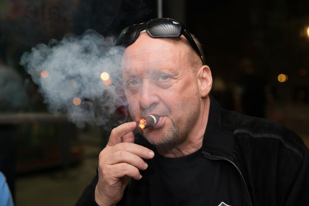 Vladimír Poór - Po 25 rokoch vo vedení Spartaka Trnava mu už došla trpezlivosť. Bývalý majiteľ aktuálneho slovenského majstra si povedal dosť a rozhodol sa zo svojho milovaného klubu odísť. Môžu za to spory s vedením mesta a aktuálnym primátorom Petrom Bročkom, ale aj konflikty s fanúšikmi, ktorí v mnohých prípadoch nevedeli prísť Poórovi na meno a nepáčilo sa im, ako spravuje klub. „Áno, môžem potvrdiť, že v decembri v klube definitívne končím. Už nikdy nevstúpim na štadión Spartaka. Rozhodol som sa tak preto, lebo už viac nechcem a nemôžem bojovať s ľuďmi, ktorých nazývam „facebookoví fašisti“ a ktorí nedokážu nič iné, iba škodiť trnavskému futbalu!" povedal sklamaný mecenáš po svojom rozhodnutí. Okrem neho sa rozhodli po jesennej časti skončiť aj generálny manažér Pavel Hoftych a takisto tréner Radoslav Látal, ktorý dotiahol klub až do európskych pohárových súťaží. Spartak si na jeseň zahral v skupinovej fáze Európskej ligy. Vladimír Poór by mal v najbližšom období zamieriť a finančne vstúpiť do pražského Bohemiansu.