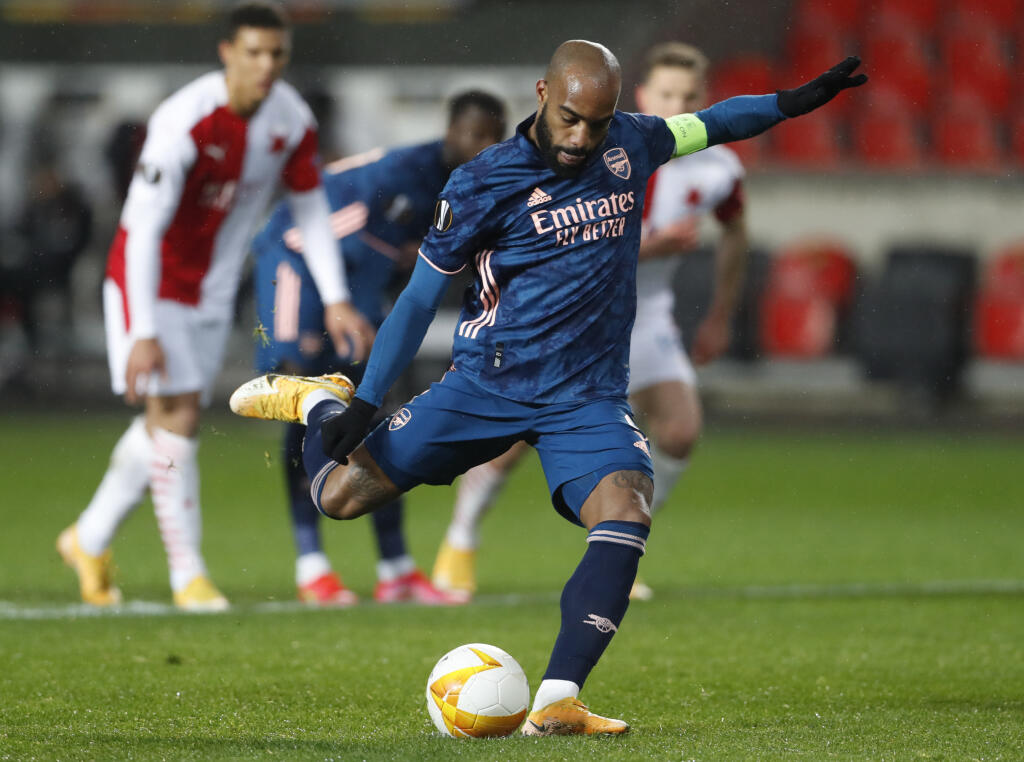 Lacazette najskôr premenil penaltu a v druhom polčase pečatil celkové skóre.