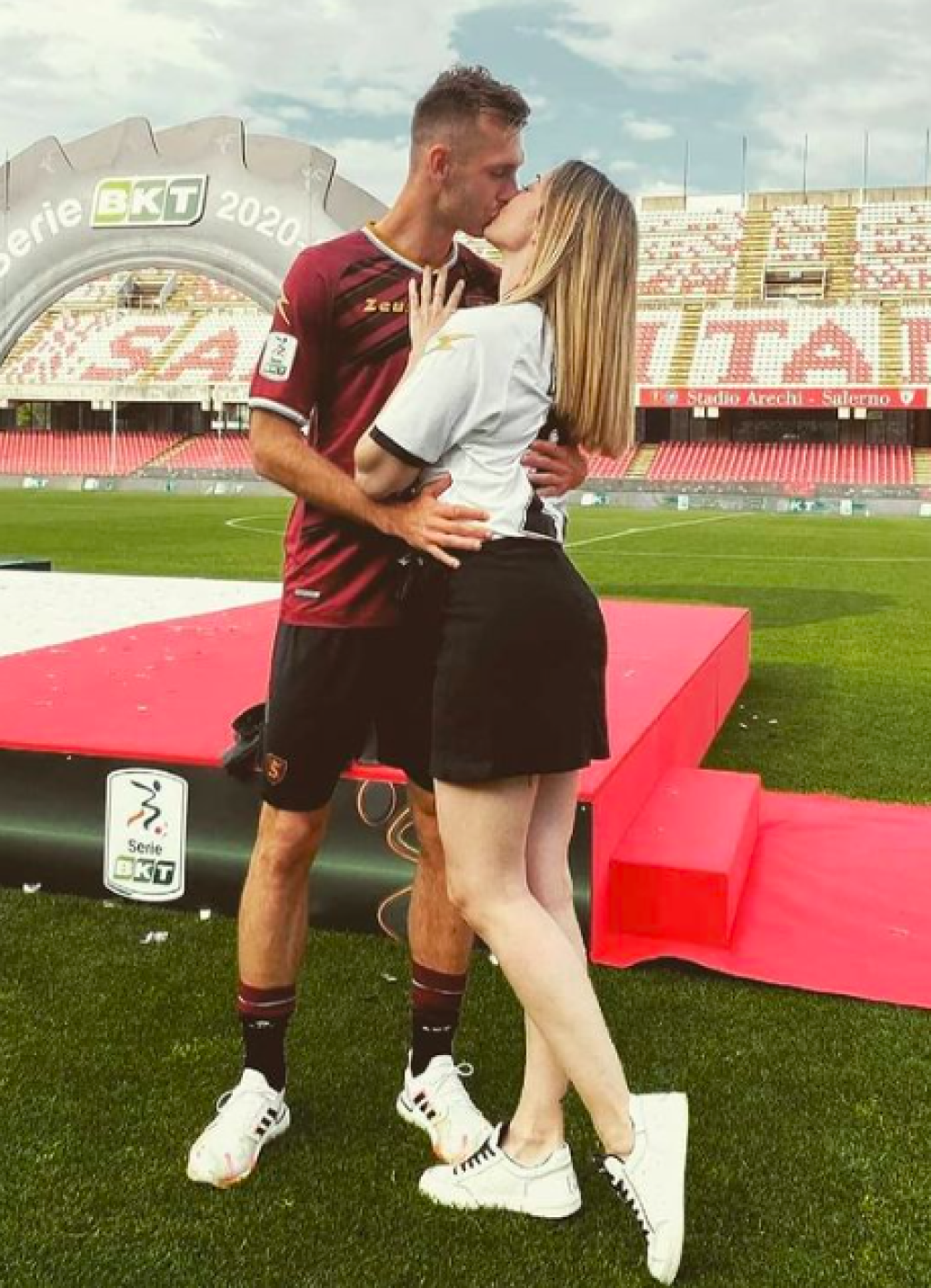 Mladomanželia oznámili pred pár dňami radostnú správu, že čakajú bábätko.