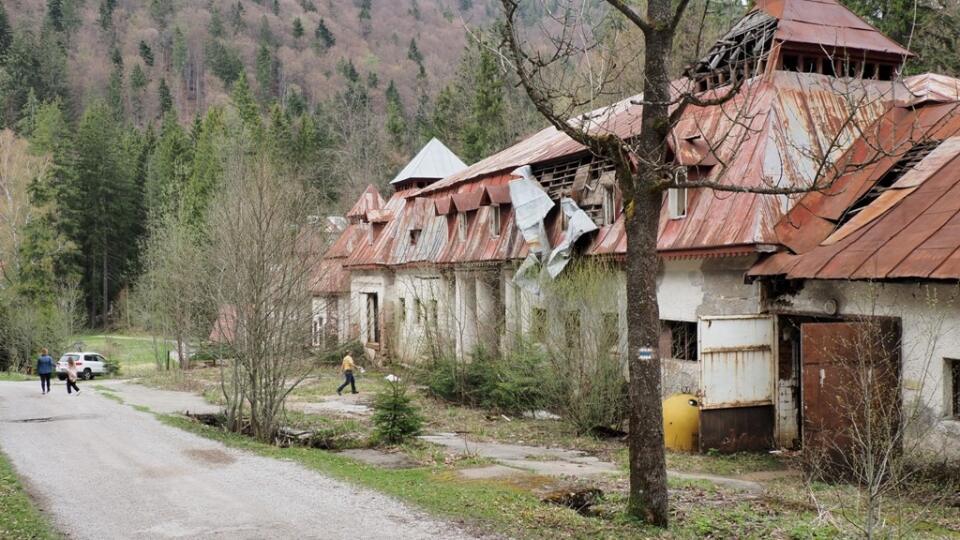 Miesto, kde sa minerálna voda kedysi plnila do fliaš, pripomína zbombardovú Ukrajinu.