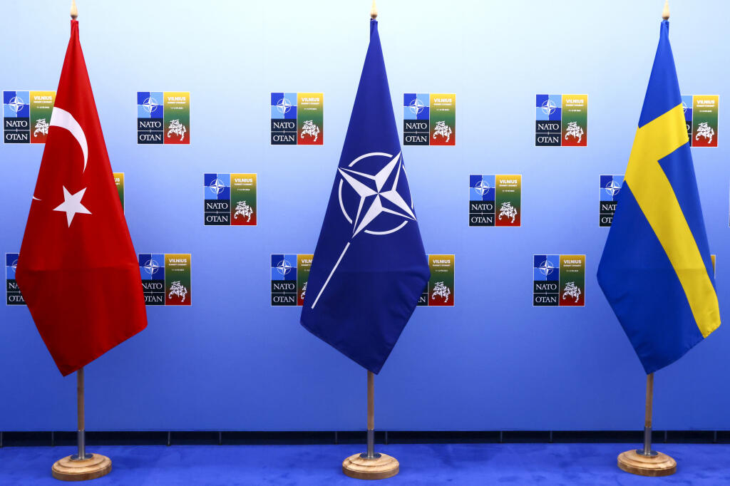 EBE 24 Vilnius - Na snímke zľava turecká vlajka, vlajka NATO a vlajka Švédska pred začiatkom samitu NATO v litovskom Vilniuse 10. júla 2023. FOTO TASR/AP

From left, the flags of Turkey, NATO and Sweden stand together at the venue of a NATO summit in Vilnius, Lithuania, Monday, July 10, 2023. (Yves Herman, Pool Photo via AP)