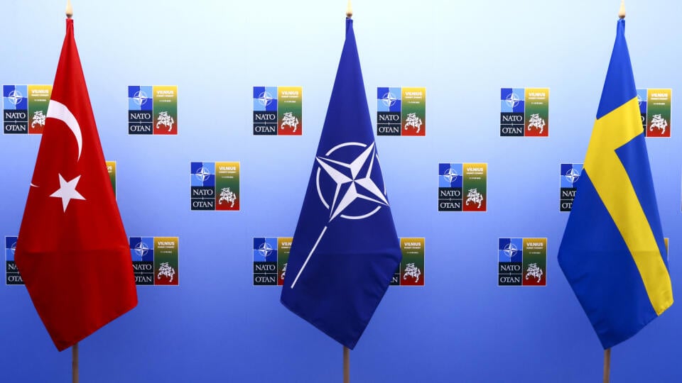 EBE 24 Vilnius - Na snímke zľava turecká vlajka, vlajka NATO a vlajka Švédska pred začiatkom samitu NATO v litovskom Vilniuse 10. júla 2023. FOTO TASR/AP
From left, the flags of Turkey, NATO and Sweden stand together at the venue of a NATO summit in Vilnius, Lithuania, Monday, July 10, 2023. (Yves Herman, Pool Photo via AP)