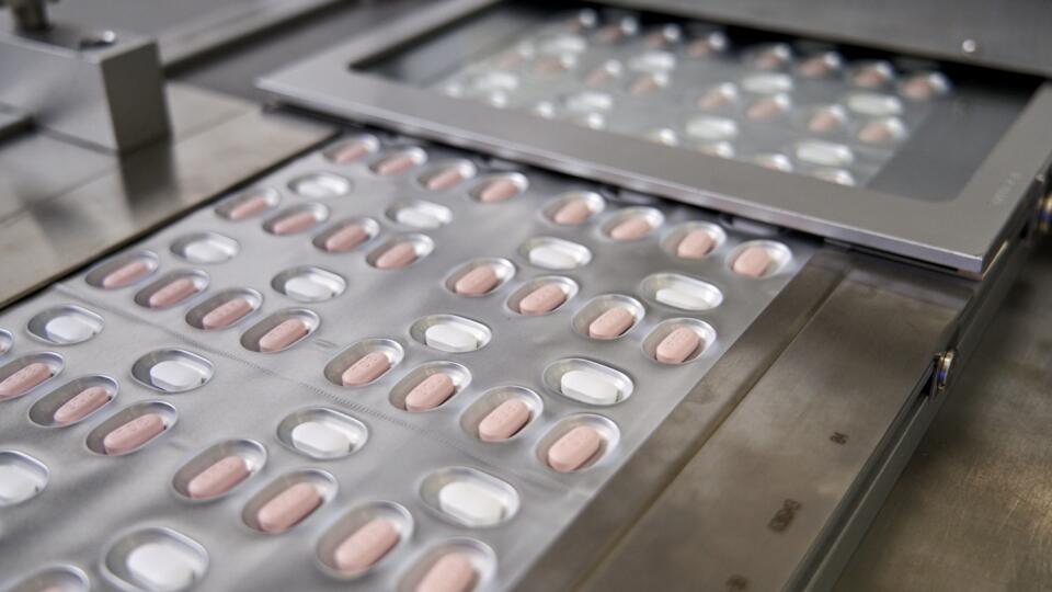 ilustračné foto: Na snímke lieky proti COVID-19 od spoločnosti Pfizer. Americká spoločnosť Pfizer vo štvrtok 18. novembra 2021 oznámila, že za 5,3 miliardy dolárov dodá americkej vláde svoj experimentálny liek proti ochoreniu COVID-19 Paxlovid v množstve použiteľnom na 10 miliónov liečebných cyklov. Použitie lieku ešte musia schváliť príslušné úrady, informovala agentúra AFP. FOTO TASR/AP