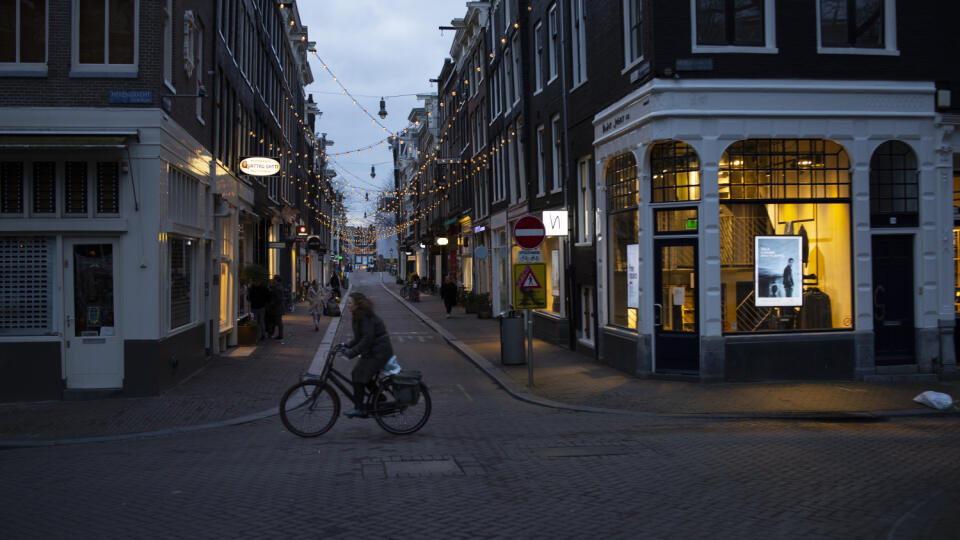 JB 3 Amsterdam - Takmer prázdna obľúbená obchodná ulica Nine Street počas lockdownu v Amsterdame 17. januára 2021. Holandská vláda priznala, že je znepokojená šírením vysoko nákazlivej formy koronavírusu pôvodom z Británie (variant B-117), ktorá je podľa zdravotných odborníkov pracujúcich pre vládu v súčasnosti zodpovedná za zhruba desať percent prípadov nákazy v tejto krajine. V pondelok to uviedol spravodajský server DutchNews.nl. Vládou zriadený krízový štáb na boj proti pandémii vo svojom st