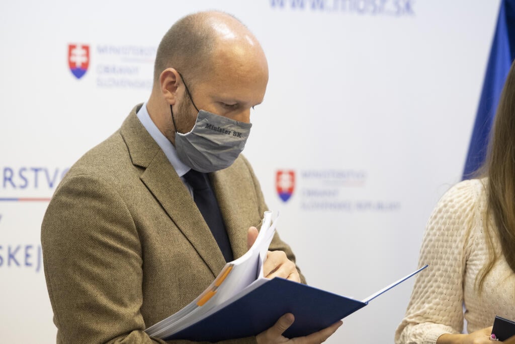 Na snímke minister obrany SR Jaroslav Naď počas tlačovej konferencie na tému Závažné zistenia o činnosti bývalého manažmentu rezortnej akciovej spoločnosti Horezza 8. októbra 2020 v Bratislave. FOTO TASR - Pavel Neubauer