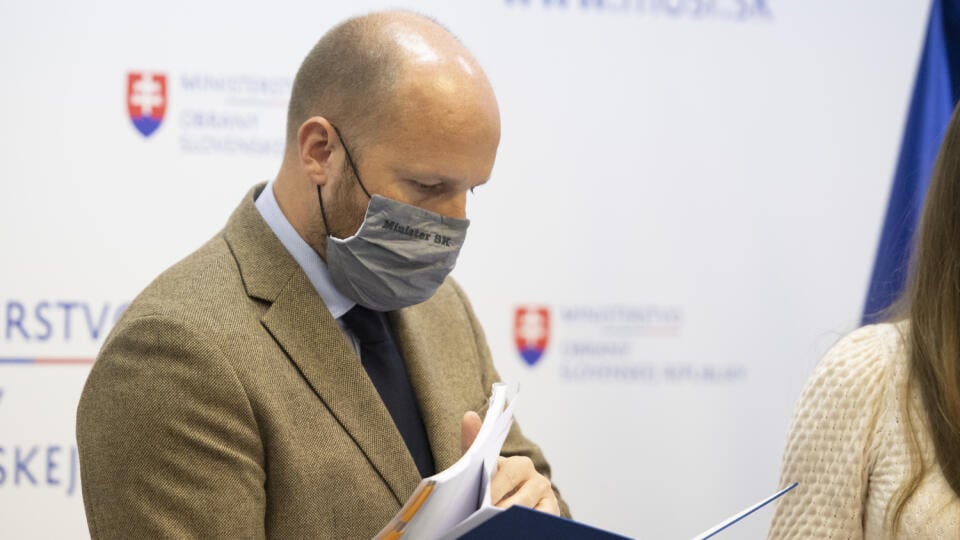Na snímke minister obrany SR Jaroslav Naď počas tlačovej konferencie na tému Závažné zistenia o činnosti bývalého manažmentu rezortnej akciovej spoločnosti Horezza 8. októbra 2020 v Bratislave. FOTO TASR - Pavel Neubauer