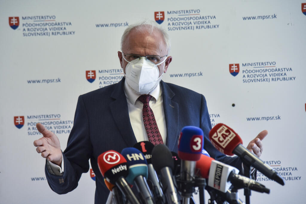 Na snímke minister pôdohospodárstva a rozvoja vidieka SR Ján Mičovský (OĽANO) počas mimoriadneho vyhlásenia 7. júna 2021 v Bratislave. Minister pôdohospodárstva a rozvoja vidieka Ján Mičovský sa rozhodol stiahnuť svoju demisiu. Odôvodnil to množstvom podporných vyhlásení na jeho adresu, ktoré ho presvedčili, aby