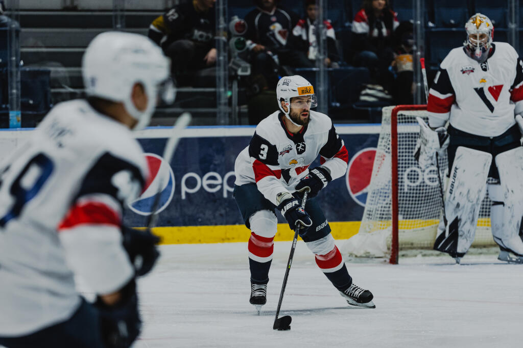 Na snímke Martin Štajnoch (Slovan) počas zápasu 11.kola základnej časti hokejovej Tipos Extraligy medzi HC Slovan Bratislava a HC Nové Zámky.