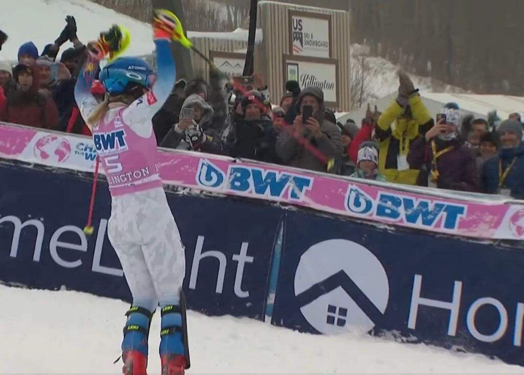 Bezprostredne po dojazde do cieľa 2. kola sa Shiffrinová pobrala za domácimi fanúšikmi a vyhecovala ich k mohutnému skandovaniu. To slovenská lyžiarka Petra Vlhová určite počula až na štarte.