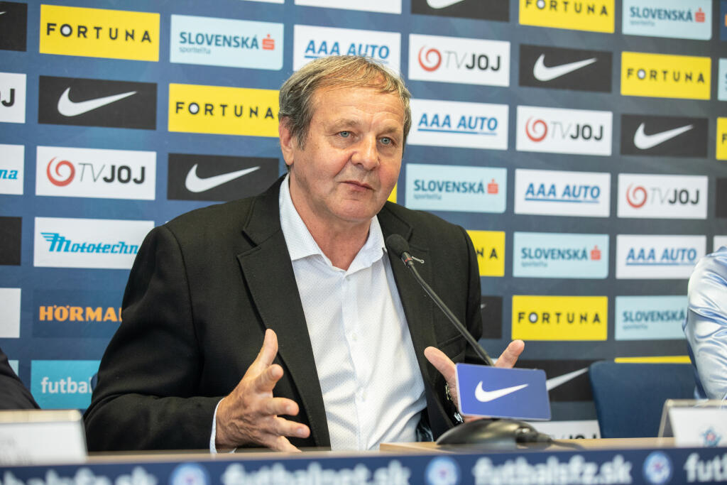"Tréning na druhý deň bol o desiatej, stretol som sa pred ním s Martinom Škrtelom a Marekom Hamšíkom, obaja boli prekvapení. Vyskúšal som teda, či sú tí siedmi chlapi a priznajú sa. Zhodnotil som zápas a povedal som pred kabínou, že sedem hráčov bolo vonku a je to problém. Pozrel som sa každému do očí."