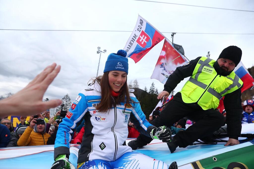 Spontánna Petra Vlhová preskočila zábrany a radovala sa so slovenskými fanúšikmi.