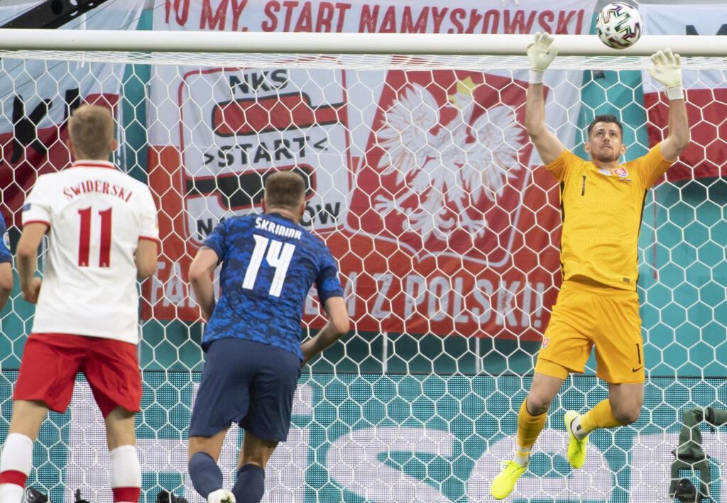 Na snímke sprava Slováci Matrin Dúbravka, Milan Škriniar a Poliak Karol Šwiderski v zápase E-skupiny na majstrovstvách Európy vo futbale Poľsko - Slovensko 14. júna 2021 v ruskom Petrohrade. FOTO TASR - Martin Baumann