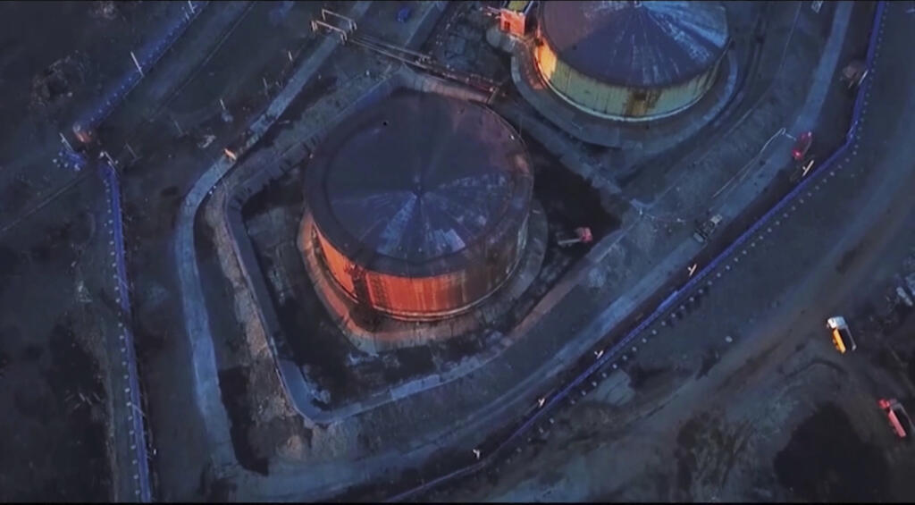 KK30 Noriľsk - Na videosnímke nákladné vozidlá ruského ministerstva pre mimoriadne situácie zasahujú na mieste úniky dieselového paliva zo zásobníka tepelnej elektrárne v blízkosti mesta Noriľsk 3. júna 2020. Na území celého Krasnojarského kraja vyhlásili v stredu stav núdze. Stalo sa tak v súvislosti s únikom vyše 20.000 ton dieselového paliva zo zásobníka tepelnej elektrárne v blízkosti mesta Noriľsk ležiaceho za severným polárnym kruhom v ázijskej časti Ruska.  Ako informovala agentúra Interf