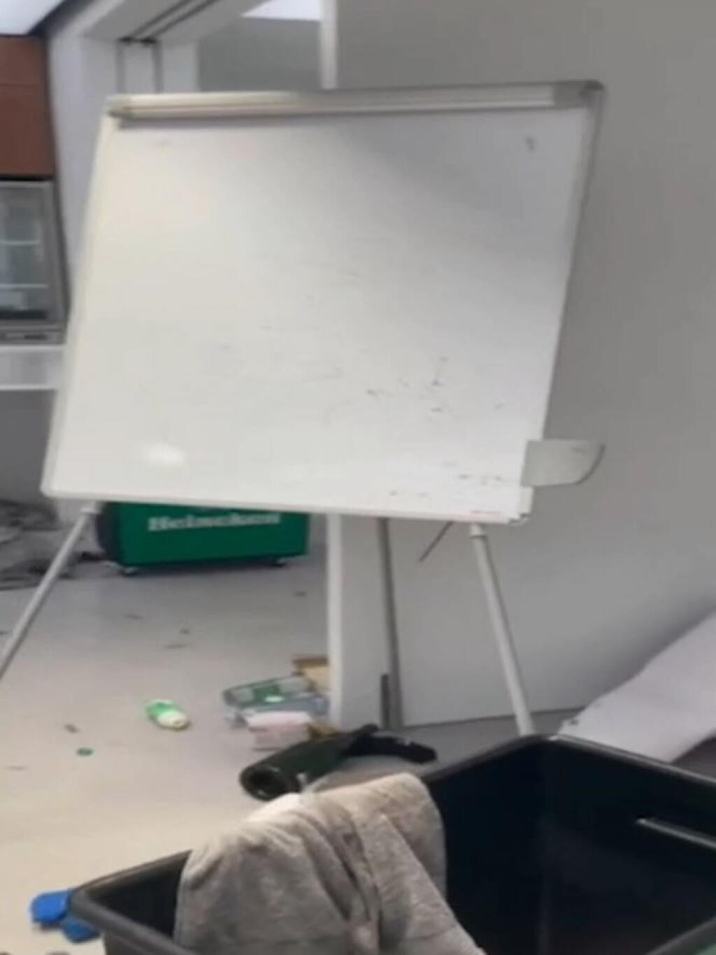 Aj fľaše od šampanského či vína si našli na zemi svoje miesto.