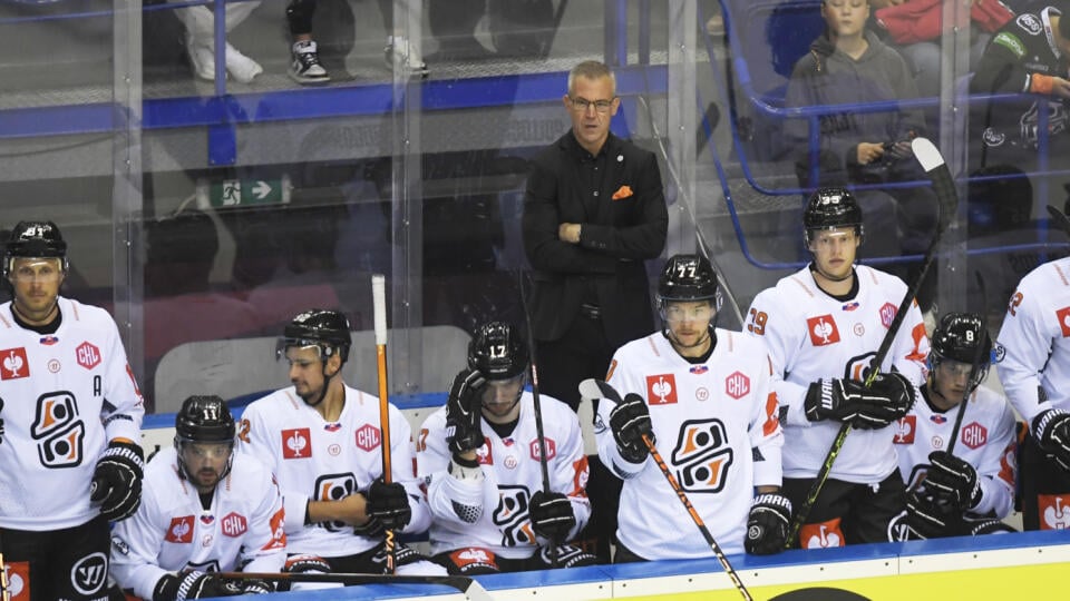Na snímke lavička Košíc, uprostred v pozadí tréner Dan Ceman v zápase 2. kola základnej časti hokejovej Ligy majstrov HC Košice - Servette Ženeva v Košiciach 2. septembra 2023. FOTO TASR - František Iván