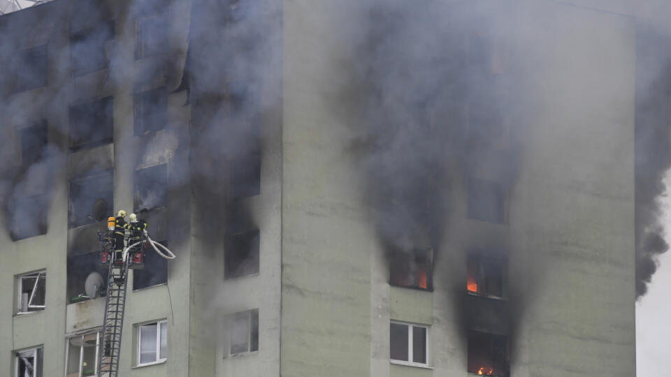 Hasiči počas zásahu na mieste výbuchu a požiari bytového domu 6. decembra 2019 v Prešove. Požiar mal vzniknúť po výbuchu horných poschodí 12 podlažnej bytovky pred 12.15 h. Polícia zatiaľ potvrdila štyri obete.  FOTO TASR - František Iván 