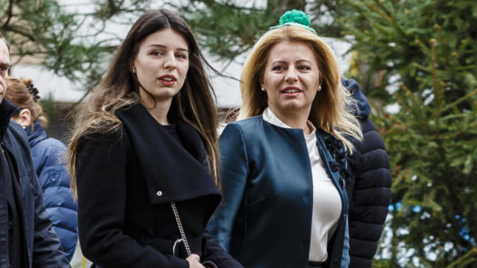 Prezidentka Slovenskej republiky Zuzana Čaputová v spoločnosti dcér prvovoličky Lei a Emy odvolila v Materskej škôlke v Pezinku.