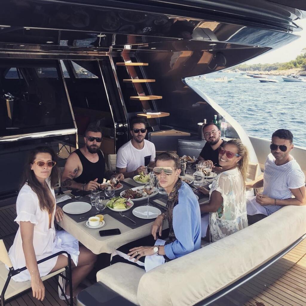 Na takmer 30-metrovom plavidle nabitom luxusom jej robili spoločnosť okrem manžela Michala spoločnosť aj stylista Andrej Kusalík, kaderník a vizážista Patrik Suši Veselý s priateľom či bývala misska Barbara Franeková. Hlavnou hostiteľkou bola Dominika a len prenajatie jachty na týždeň ju vyšlo podľa magazínu EMMA na 80-tisíc eur. Za štyri kajuty, trojčlennú posádku a luxus od talianskych dizajnérov si treba priplatiť.