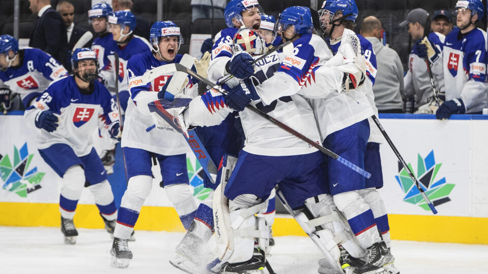 WA 3 Edmonton - Slovenskí hokejisti sa tešia po výhre 3:2 po samostatných nájazdoch v zápase základnej A-skupiny Slovensko - Lotyšsko na MS hráčov do 20 rokov v kanadskom Edmontone v piatok 12. augusta 2022. FOTO TASR/AP
Slovakia players celebrate after a shootout win over Latvia during an IIHF junior world hockey championships game Friday, Aug. 12, 2022, in Edmonton, Alberta. (Jason Franson/The Canadian Press via AP)