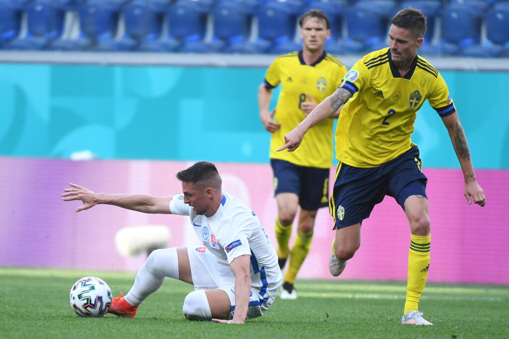 Na snímke slovenský futbalista Róbert Mak (vľavo) a švédsky futbalista Mikael Lustig (vpravo) počas zápasu E-skupiny na majstrovstvách Európy vo futbale Švédsko - Slovensko 18. júna 2021 v Petrohrade. FOTO TASR - Martin Baumann