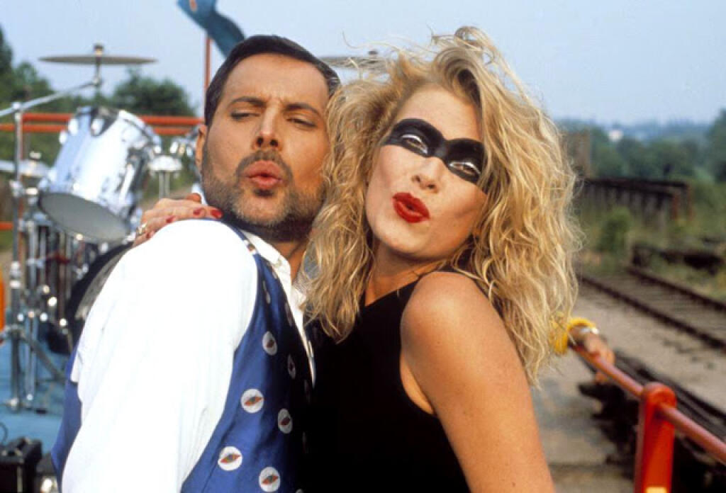 Spevák Queen Freddie Mercury a herečka Debbie Lang.