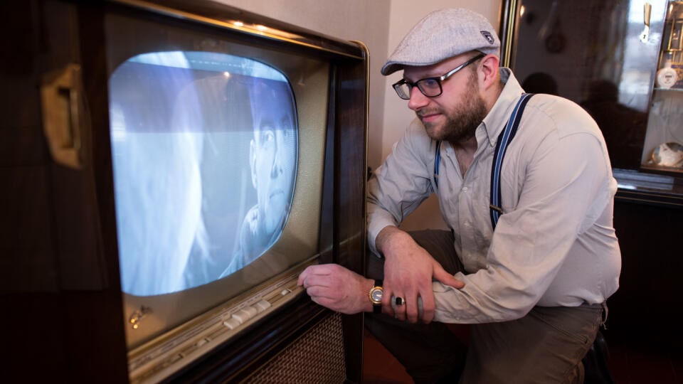 WA 35 Datteln - Kevin Nikodem ladí televízor vo svojom dome v meste Datteln, v nemeckej spolkovej krajine Severné Porýnie-Vestfálsko 18. februára 2021. Nikodem si kompletne zariadil svoj dom nábytkom, televíziou, rádiom a kuchynskými strojmi v štýle 50-tych rokov. FOTO TASR/DPA
18.02.2021, Nordrhein-Westfalen, Datteln: Kevin Nikodem bedient einen Fernseher aus den 50er Jahren in seinem Haus. Nikodem lebt wie in den 50er Jahren. Er hat sein Haus komplett mit Möbeln, Fernseher, Radios und auch K