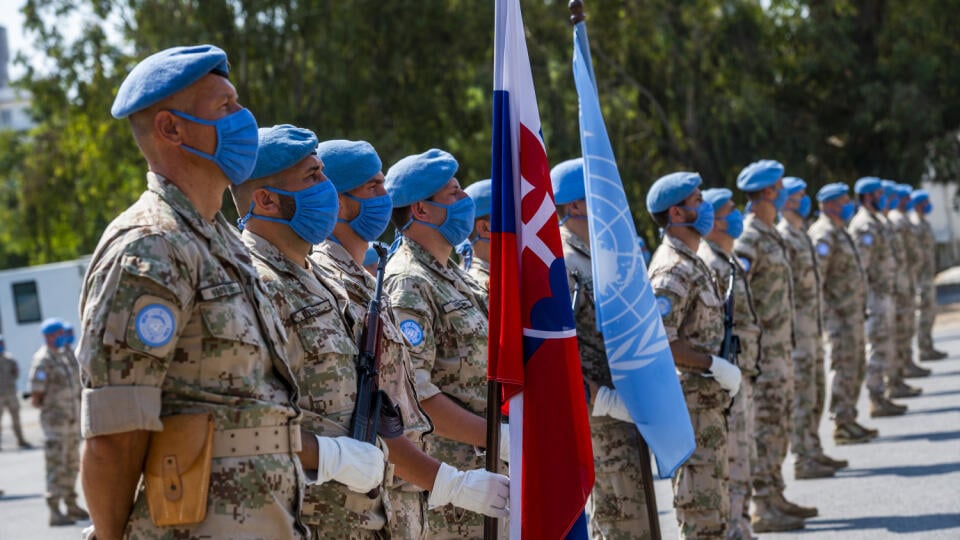 Na snímke nastúpená jednotka na veliteľstve Sektoru 4 (kemp Štefánik) misie UNFICYP počas návštevy ministra obrany SR Jaroslava Naďa vo Famaguste na Cypre 30. júla 2021. FOTO TASR - Jaroslav Novák
