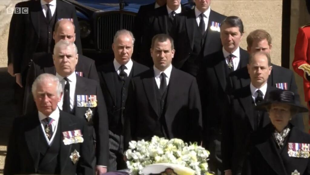 Za rakvou princa Philipa kráčajú aj vnukovia princ William a princ Harry.