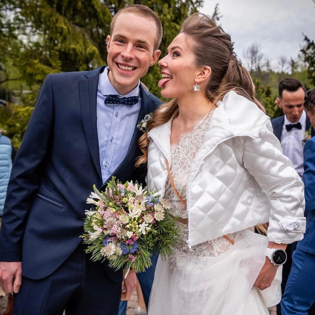 Po uplynulej sezóne pribudla do tímu našej hviezdnej lyžiarky Petry Vlhovej okrem iných aj sexi fyzioterapeutka Veronika Vnenčáková.