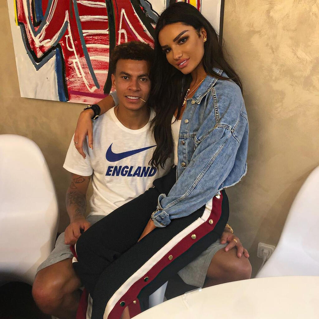 Ruby a Dele tvorili pár päť rokov, teraz je s ich vzťahom koniec. Za všetko môže posadnutosť futbalovej hviezdy. Avšak nie posadnutosť jeho frajerkou, ale neustálym trávením času pri videohre Fortnite.