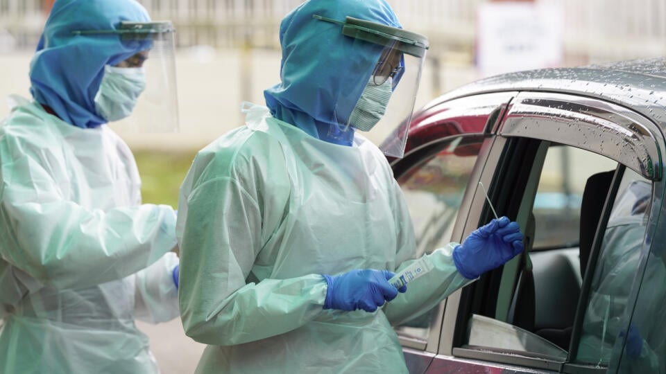 MIK 3 Kuala Lumpur - Zdravotníci testujú na koronavírus ľudí pred nemocnicou  KPJ Damansara Specialist Hospital v Petaling Jaya v Malajzii 30. marca 2020. FOTO TASR/AP


Health workers conduct a drive-through COVID-19 test for people at KPJ Damansara Specialist Hospital, in Petaling Jaya, Malaysia, Monday, March 30, 2020. The Malaysian government issued a restricted movement order to the public till April 14, to help curb the spread of the new coronavirus. The new coronavirus causes mild or mode