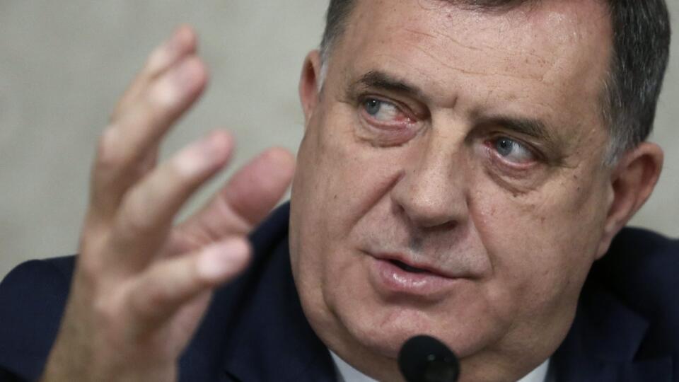 WA 32 archív Sarajevo - Na archívnej snímke z 8. novembra 2021 bosnianskosrbský prezident Milorad Dodik gestikuluje počas tlačovej konferencie v Sarajeve. Bosnianskosrbský prezident Milorad Dodik v utorok (30. novembra 2021) zverejnenom rozhovore pre britský denník The Guardian odmietol hrozbu západných sankcií voči jeho krajine. Zároveň sa odvolal na podporu Moskvy a Číny a naznačil tiež blížiaci sa summit s ruským prezidentom Vladmirom Putinom. Dodik (62) je kľúčovou postavou bosnianskej polit